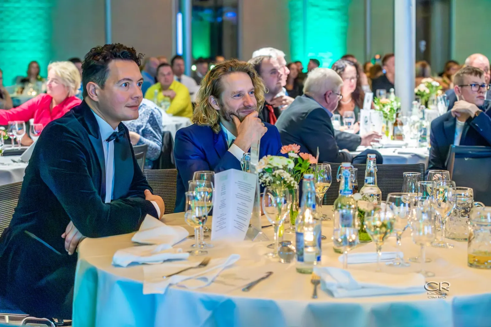 Festlich gedeckte Tische und Gäste bei der Sportgala