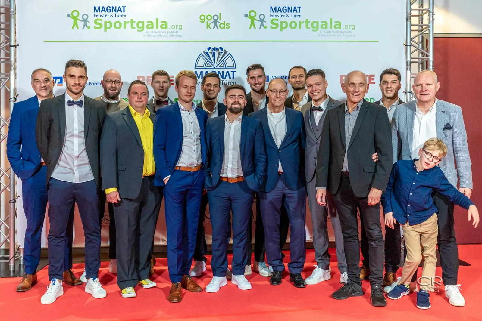 Geehrte Mannschaft mit Urkunde