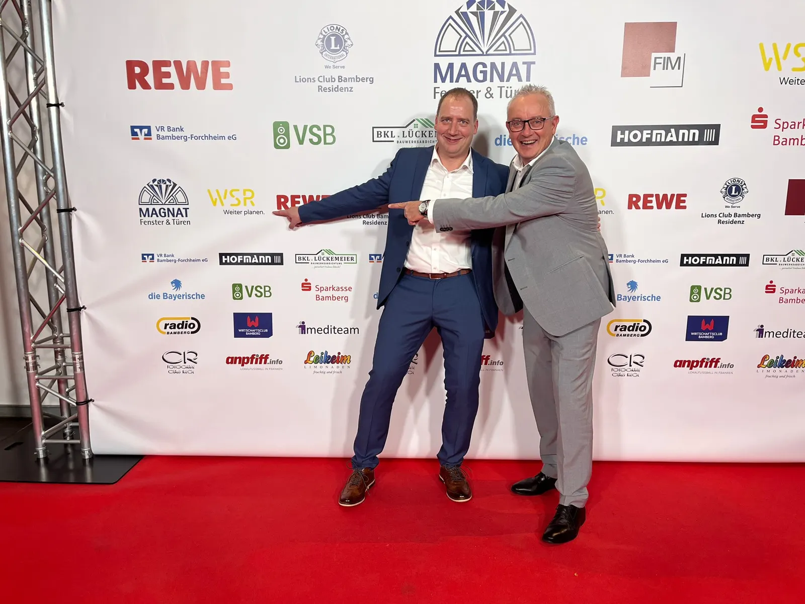 Gäste vor der Sponsorenwand der Sportgala